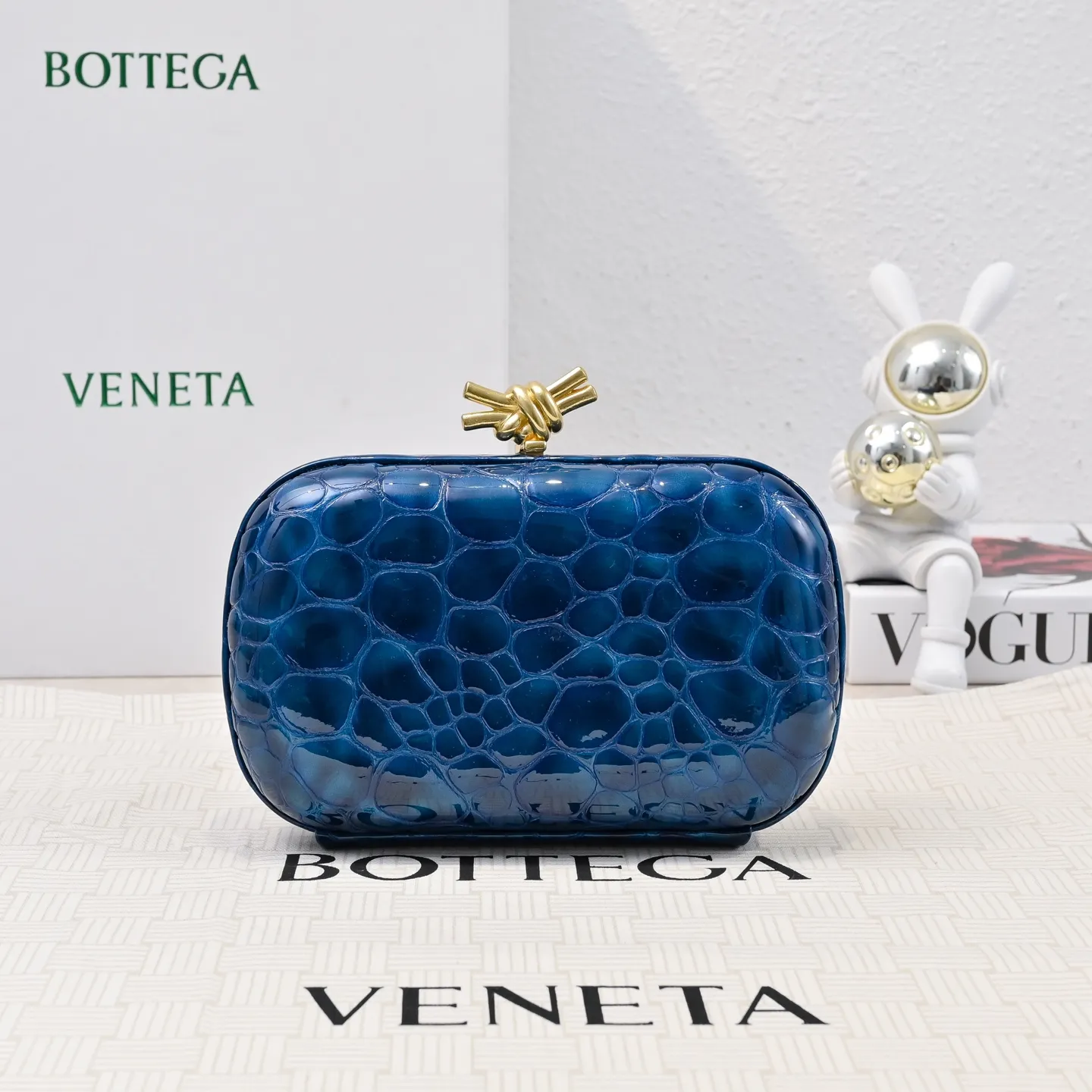Batch 1560 #BV Knot pearlescent crocodile pattern evening bag series 🐊 Each bag reveals exquisiteness and elegance. It is made of crocodile leather with knot buckle. The leather feels super good and is unforgettable. 🐊 Crocodile pattern is a classic among classics. It looks high-end whenever you take it out ⭐️ The design is small and exquisite, low-key without logo, elegant and generous. Holding it in your hand or hanging it on your wrist will make you look more elegant and charming [Fireworks] Model: 717622 Size: 20x12x5.5